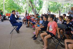 Israel Santillán convive con niñas y niños en el Curso de Verano de Protección Civil.