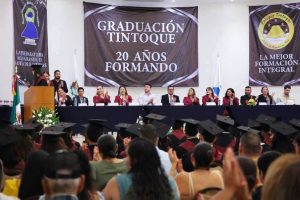 Israel Santillán acompaña a estudiantes de la Secundaria Tintoque en su ceremonia de graduación.