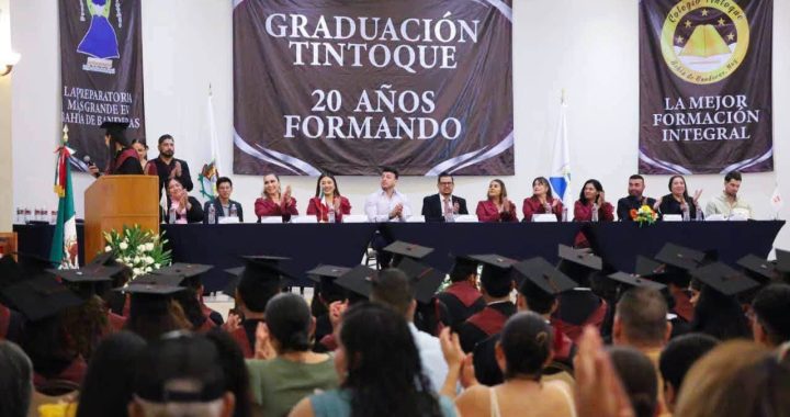 Israel Santillán acompaña a estudiantes de la Secundaria Tintoque en su ceremonia de graduación.