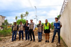 Israel Santillán supervisa trabajos de obra pública en la calle Amado Nervo de San Vicente.