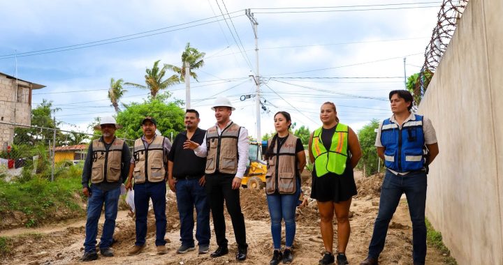Israel Santillán supervisa trabajos de obra pública en la calle Amado Nervo de San Vicente.