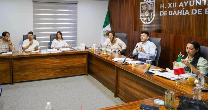Israel Santillán fortalece el trabajo coordinado con integrantes del Cabildo.
