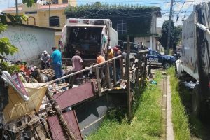 Gobierno de Tepic retira siete toneladas de basura en vivienda de la colonia Comerciantes.