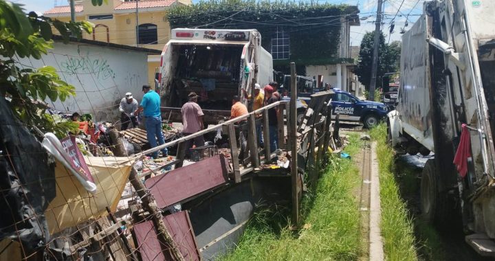 Gobierno de Tepic retira siete toneladas de basura en vivienda de la colonia Comerciantes.