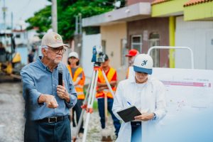 Miguel Ángel Navarro y Beatriz Estrada inician obras de drenaje y atienden demanda de transporte en Puente de San Cayetano.
