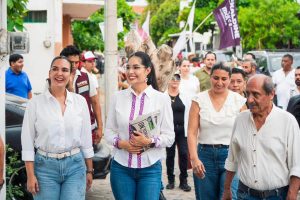 CON EL PERIÓDICO REGENERACIÓN EN MANO, GERALDINE PONCE HA RECORRIDO NAYARIT.