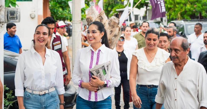 CON EL PERIÓDICO REGENERACIÓN EN MANO, GERALDINE PONCE HA RECORRIDO NAYARIT.