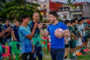 Israel Santillán refrenda compromiso con el deporte durante “Cascarita Bahía” en Sayulita .