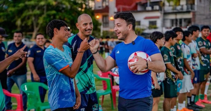 Israel Santillán refrenda compromiso con el deporte durante “Cascarita Bahía” en Sayulita .