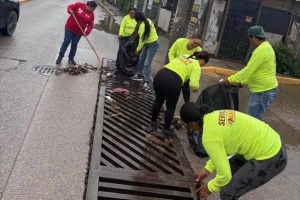 SISEP refuerza limpieza de bocas de tormenta en Bahía de Banderas .