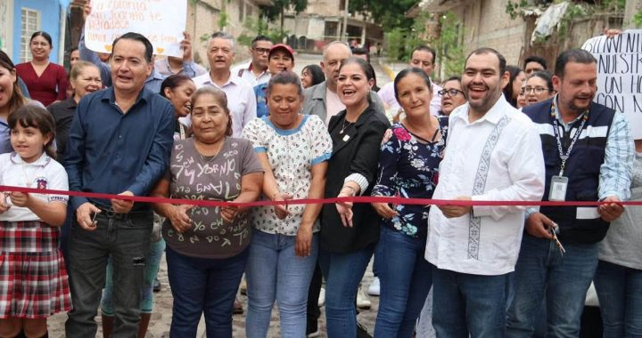LA PRESIDENTA DE TEPIC BLANCA SIMANCAS CUMPLE COMPROMISO EN LA COLONIA SAN JUANITO.