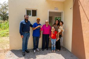 Beatriz Estrada entrega vivienda a familia afectada por inundaciones.