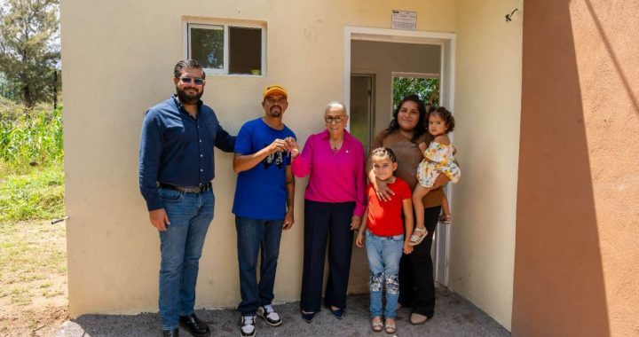 Beatriz Estrada entrega vivienda a familia afectada por inundaciones.