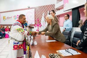 Beatriz Estrada fortalece la economía de emprendedores indígenas con entrega de créditos.
