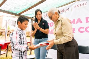 Beatriz Estrada acerca bienestar a las familias de La Cumbre de Duraznito .
