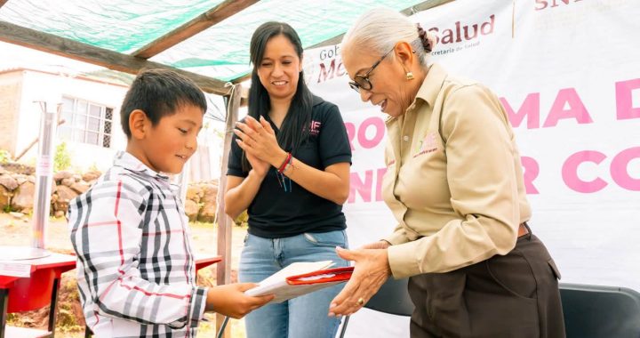 Beatriz Estrada acerca bienestar a las familias de La Cumbre de Duraznito .