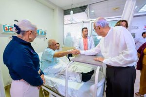 Miguel Ángel Navarro y Beatriz Estrada visitan a pacientes operados de rodilla y cadera .
