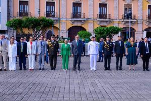 Miguel Ángel Navarro y Beatriz Estrada honran a los símbolos patrios en el inicio de las celebraciones por la Independencia de México.