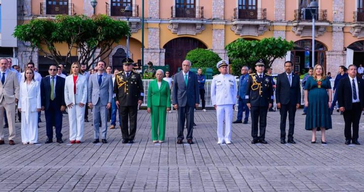 Miguel Ángel Navarro y Beatriz Estrada honran a los símbolos patrios en el inicio de las celebraciones por la Independencia de México.