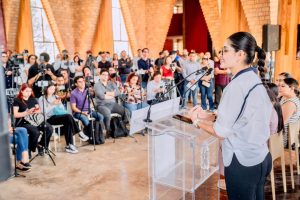 GERALDINE PONCE RECONOCE A QUIENES EJERCEN EL PERIODISMO CON LIBERTAD Y RESPONSABILIDAD.