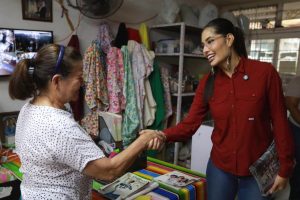 GERALDINE PONCE LLEVA LA TRANSFORMACIÓN AL TERRITORIO Y ESCUCHA DE FRENTE A LAS FAMILIAS DE COMPOSTELA.