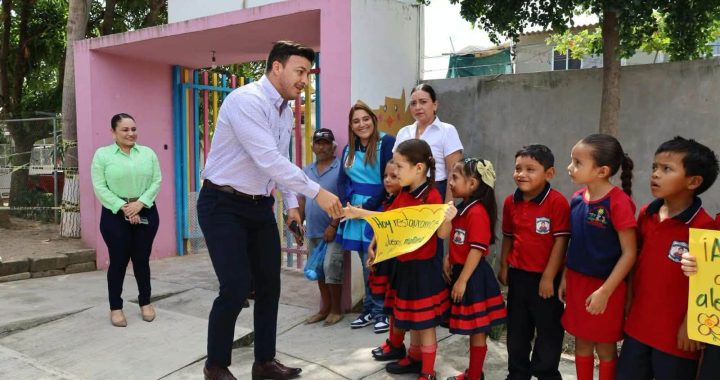 Israel Santillán visita y atiende necesidades del kínder de Villas de la Bahía.