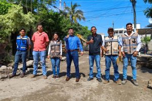 Israel Santillán supervisa avance de obra en la calle 5 de Febrero de Punta de Mita.