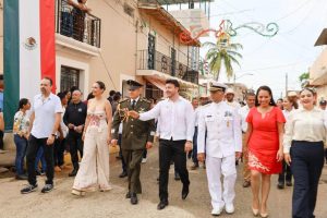 Desfile cívico reúne a familias de Bahía de Banderas por el 216 aniversario de la Independencia.