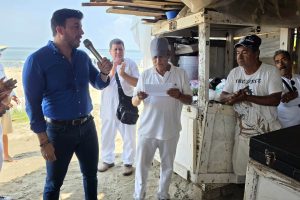 De escuchar a cumplir ; Israel Santillán atiende solicitud de comerciantes playeros .