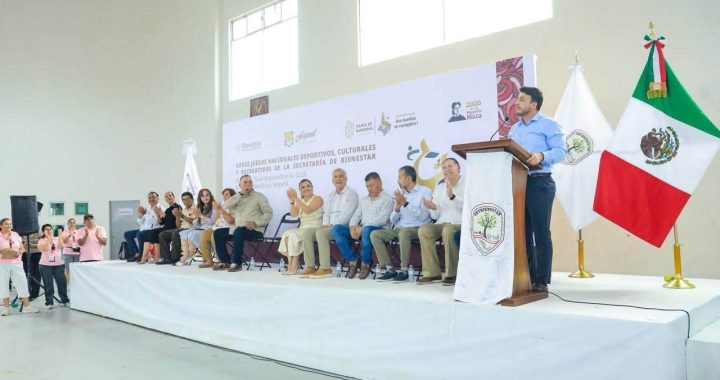 Israel Santillán participa en la inauguración de los Juegos Nacionales de Bienestar.