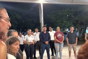 Con diálogo y cercanía, Israel Santillán atiende a vecinos de Valle Dorado .