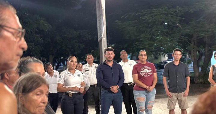 Con diálogo y cercanía, Israel Santillán atiende a vecinos de Valle Dorado .