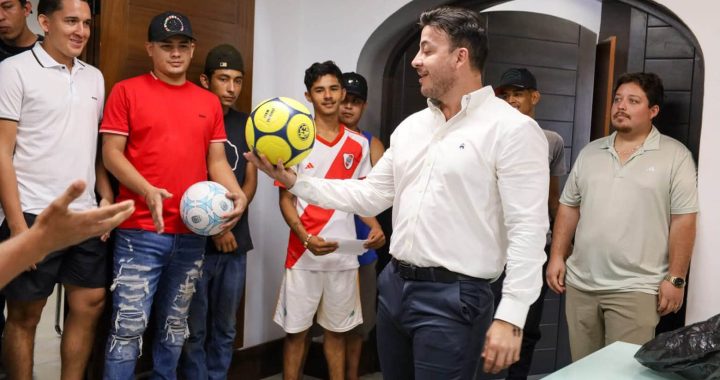 Israel Santillán se reúne con campeones de El Coatante y entrega premios del torneo relámpago.
