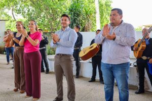 Israel Santillán refrenda respaldo a adultos mayores durante visita a club de la tercera edad en Bucerías.