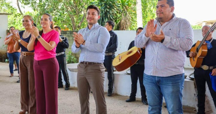 Israel Santillán refrenda respaldo a adultos mayores durante visita a club de la tercera edad en Bucerías.