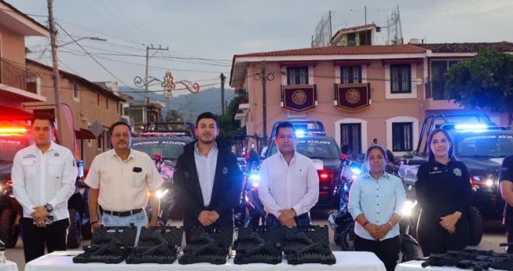 Gobierno de Bahía de Banderas entrega nuevas unidades y equipamiento a Seguridad Ciudadana.