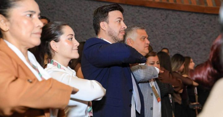 Israel Santillán acompaña a Miguel Ángel Navarro Quintero en su 5º Informe de Gobierno.