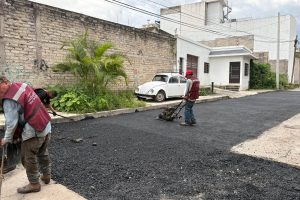 Gobierno de Tepic repara calle que dañaron las lluvias en la colonia Caja de Agua.