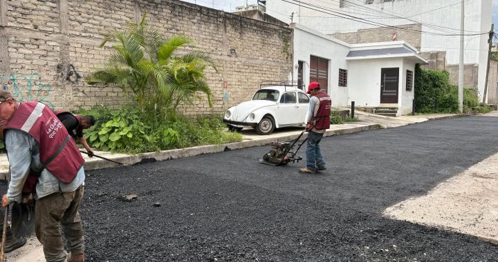Gobierno de Tepic repara calle que dañaron las lluvias en la colonia Caja de Agua.