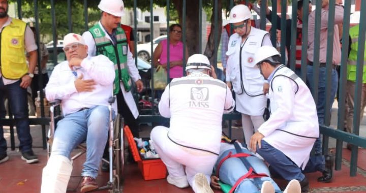 Fortalece IMSS Nayarit capacidad de respuesta con simulacro de sismo .