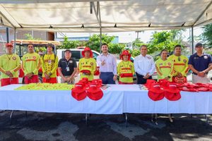 Israel Santillán fortalece a Protección Civil y Bomberos con entrega de uniformes y equipo para salvamento acuático.