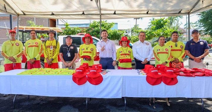 Israel Santillán fortalece a Protección Civil y Bomberos con entrega de uniformes y equipo para salvamento acuático.