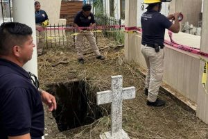 Protección Civil refuerza medidas preventivas en panteones de Bahía de Banderas por el Día de Muertos .