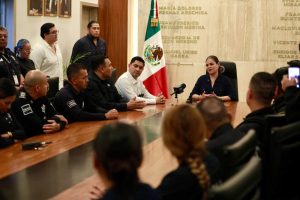 BLANCA SIMANCAS ESCUCHA Y ATIENDE EN PERSONA A POLICÍAS DE TEPIC.