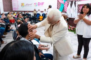 Beatriz Estrada entrega auxiliares auditivos y aparatos de movilidad para mejorar la vida de familias nayaritas.