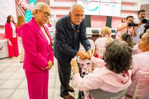 Miguel Ángel Navarro y Beatriz Estrada refrendan su compromiso con las mujeres que enfrentan el cáncer .