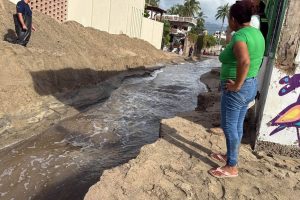 Atiende Protección Civil reporte en Lo de Marcos por acumulación de agua.