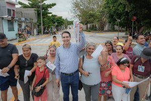 Inaugura Héctor Santana la calle de ingreso al Fraccionamiento Las Conchas.