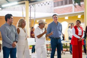Héctor Santana refrenda su compromiso con comerciantes de playa de Bahía de Banderas.