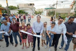 Héctor Santana entrega la calle Camarón en La Cruz de Huanacaxtle .